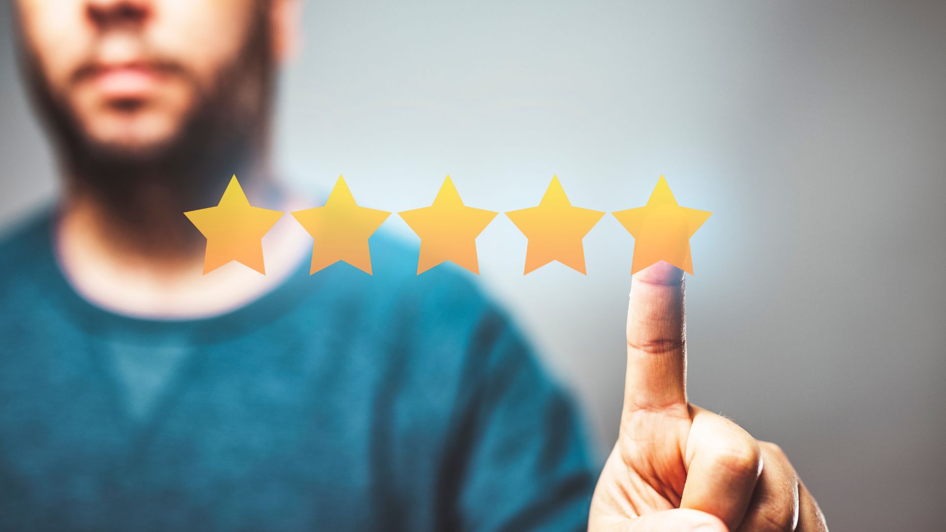 Descubra como as avaliações online influenciam as decisões dos consumidores e aprenda a incentivar feedbacks autênticos para fortalecer sua marca.